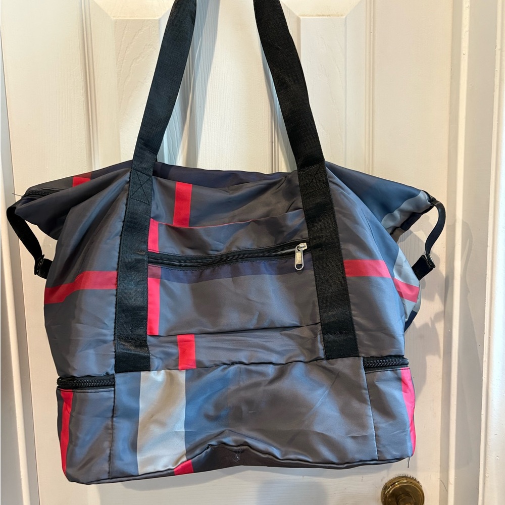 Hongtuo SupplyStylish Red and Gray Duffel Bag with Geometric Design